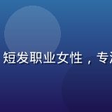 林晓影，资深影视评测编辑，短发职业女性，专注神情，办公室背景书架满满